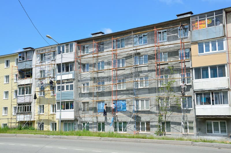 Vladivostok, Russia, June, 01, 2016. Repair and restoration work of a typical five storey building stock images Vladivostok, Russia, June, 01, 2016. Repair and restoration work of a typical five storey building stock images