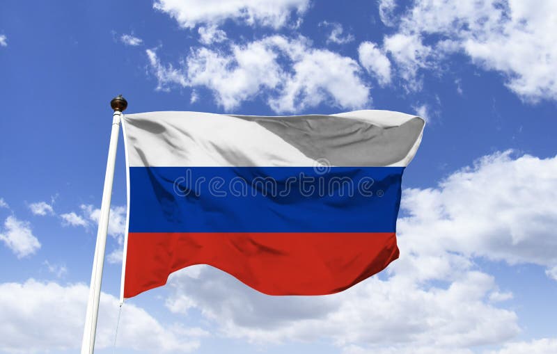 Vlag die van Rusland, onder een blauwe hemel beven stock foto Vlag die van Rusland, onder een blauwe hemel beven stock foto