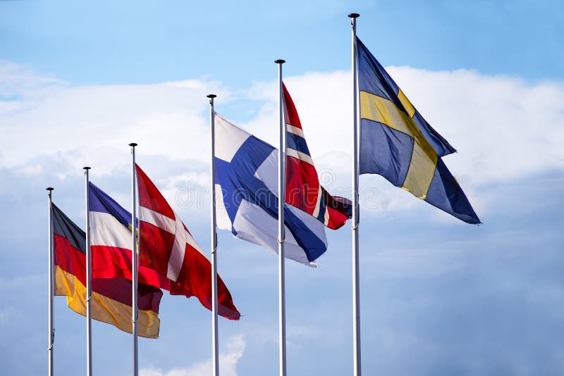 Vlaggen van de noordse Europese landen Zweden, Noorwegen, Finland, royalty-vrije stock afbeelding Vlaggen van de noordse Europese landen Zweden, Noorwegen, Finland, royalty-vrije stock afbeelding