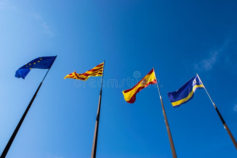 Vlaggen van de stad van Salou, Spanje, Catalonië en de Europese Unie royalty-vrije stock afbeeldingen Vlaggen van de stad van Salou, Spanje, Catalonië en de Europese Unie royalty-vrije stock afbeeldingen
