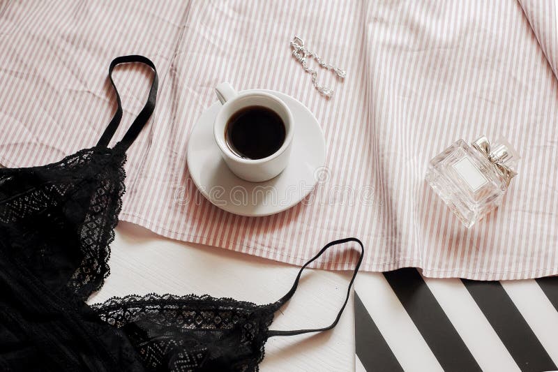 Vlak leg De hoogste lingerie van het menings zwarte kant Het concept van de schoonheidsblog Boeket van rozen en pionen, koffie op royalty-vrije stock foto Vlak leg De hoogste lingerie van het menings zwarte kant Het concept van de schoonheidsblog Boeket van rozen en pionen, koffie op royalty-vrije stock foto
