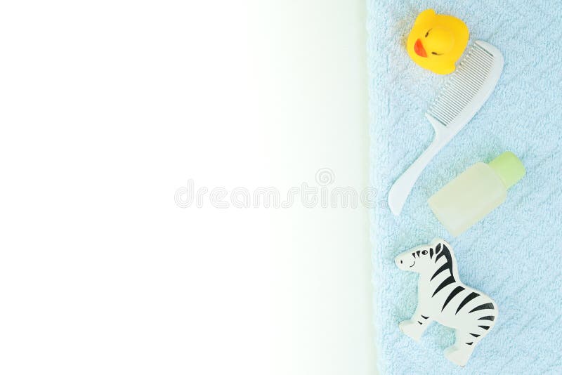 Vlak leg de witte achtergrond van het babybad met exemplaarruimte shampoofles, haarborstel, etherische olie, stuk speelgoed eend royalty-vrije stock fotografie Vlak leg de witte achtergrond van het babybad met exemplaarruimte shampoofles, haarborstel, etherische olie, stuk speelgoed eend royalty-vrije stock fotografie