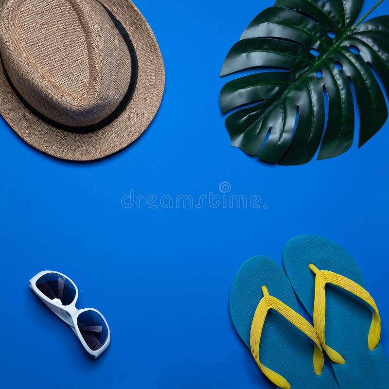 Vlak leg reizigerstoebehoren op blauwe achtergrond met hoed, Zonnebril, Hoogste meningsreis of vakantieconcept De zomerachtergron stock afbeeldingen Vlak leg reizigerstoebehoren op blauwe achtergrond met hoed, Zonnebril, Hoogste meningsreis of vakantieconcept De zomerachtergron stock afbeeldingen