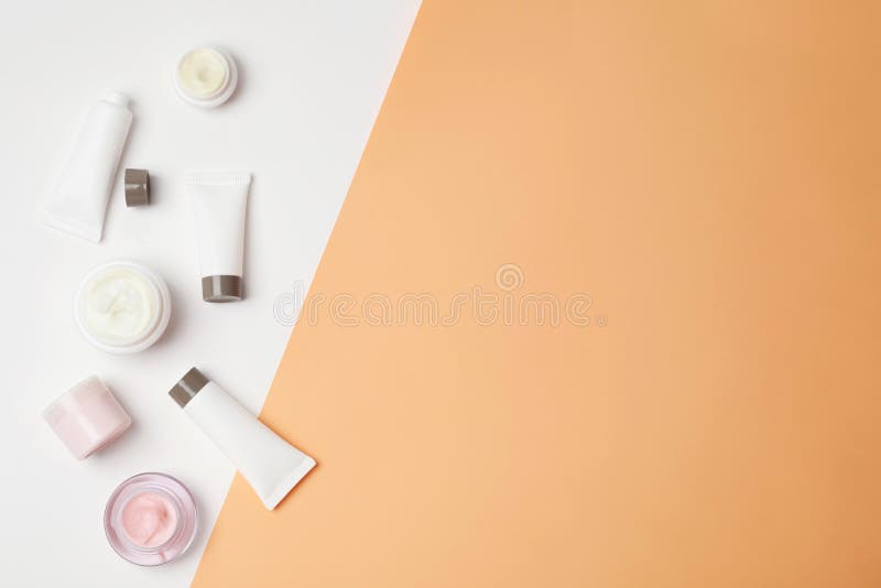 Vlak leg samenstelling met cosmetischee producten royalty-vrije stock afbeeldingen Vlak leg samenstelling met cosmetischee producten royalty-vrije stock afbeeldingen