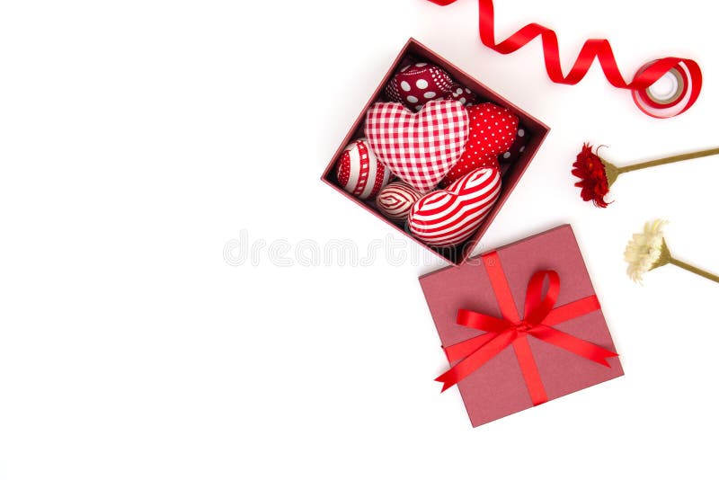 Vlak leg van rood hoofdkussenshart in giftdoos royalty-vrije stock foto's Vlak leg van rood hoofdkussenshart in giftdoos royalty-vrije stock foto's