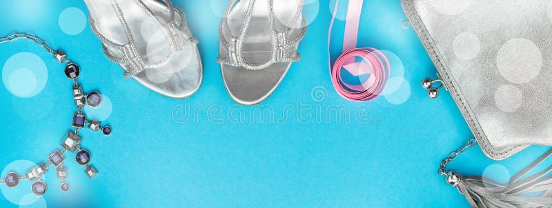 Vlakke lei vastgestelde vrouwen van de banner van de toebehorenjuwelen van Feestelijke samenstelling van de de giftenkleding van stock afbeeldingen Vlakke lei vastgestelde vrouwen van de banner van de toebehorenjuwelen van Feestelijke samenstelling van de de giftenkleding van stock afbeeldingen