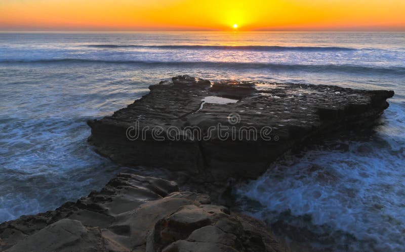 Vlakke Rots en Vreedzame Oceaanzonsondergang Torrey Pines State Beach San Diego California royalty-vrije stock foto's Vlakke Rots en Vreedzame Oceaanzonsondergang Torrey Pines State Beach San Diego California royalty-vrije stock foto's