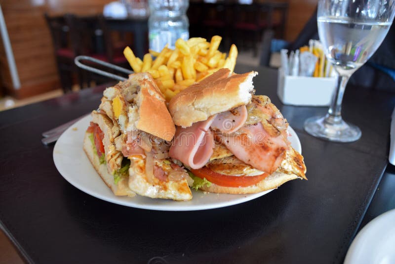 Vlees, kaas, bacon, tomaten en slasandwich stock afbeeldingen Vlees, kaas, bacon, tomaten en slasandwich stock afbeeldingen