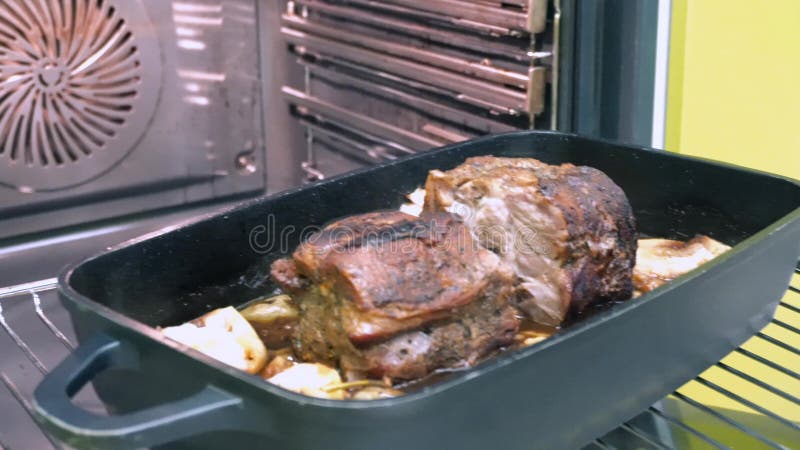 Vlees in oven wordt gebakken die