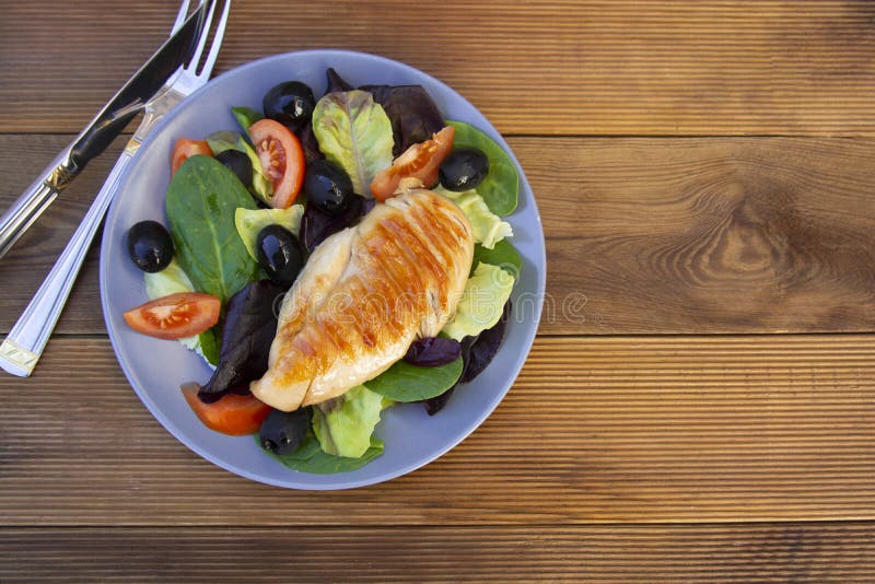 Vlees van het kippen het borst geroosterde dieet met groene salade en olijven Hoogste mening Gezond voedsel stock afbeelding Vlees van het kippen het borst geroosterde dieet met groene salade en olijven Hoogste mening Gezond voedsel stock afbeelding