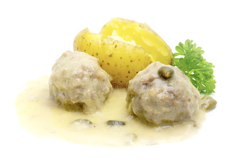 Vleesballetjes in een witte saus met kappertjes en aardappels, Königsberg stock fotografie Vleesballetjes in een witte saus met kappertjes en aardappels, Königsberg stock fotografie