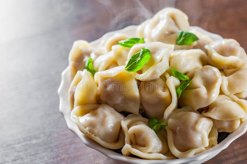 Vleesbollen - Russische pelmeni, ravioli met vlees in kom op een houten lijst royalty-vrije stock afbeelding Vleesbollen - Russische pelmeni, ravioli met vlees in kom op een houten lijst royalty-vrije stock afbeelding