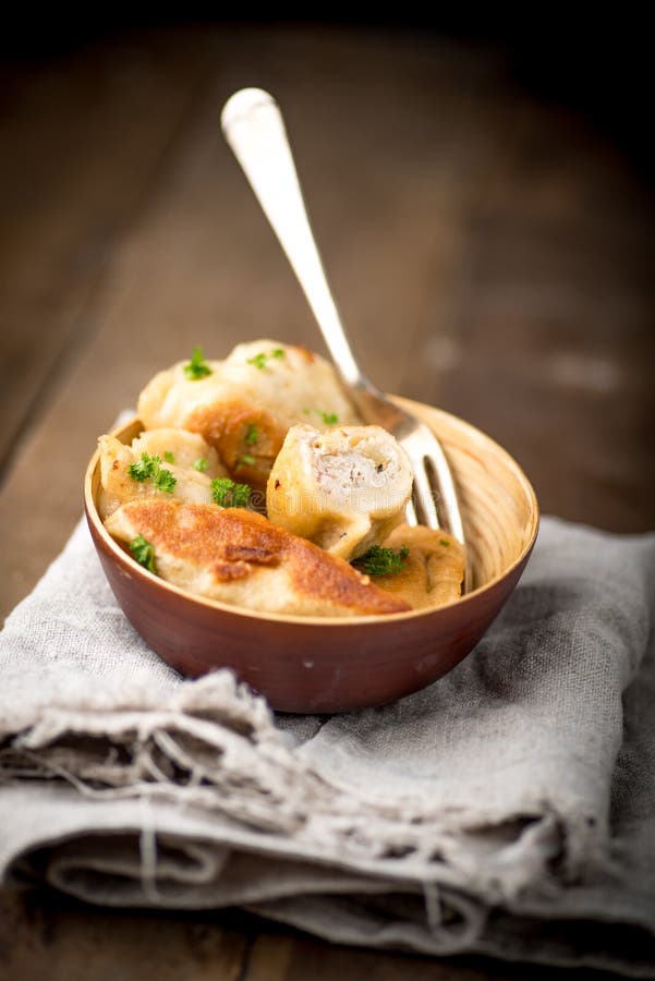Vleesbollen - Russische pelmeni, ravioli met vlees op een houten kom op een juteservet royalty-vrije stock fotografie Vleesbollen - Russische pelmeni, ravioli met vlees op een houten kom op een juteservet royalty-vrije stock fotografie