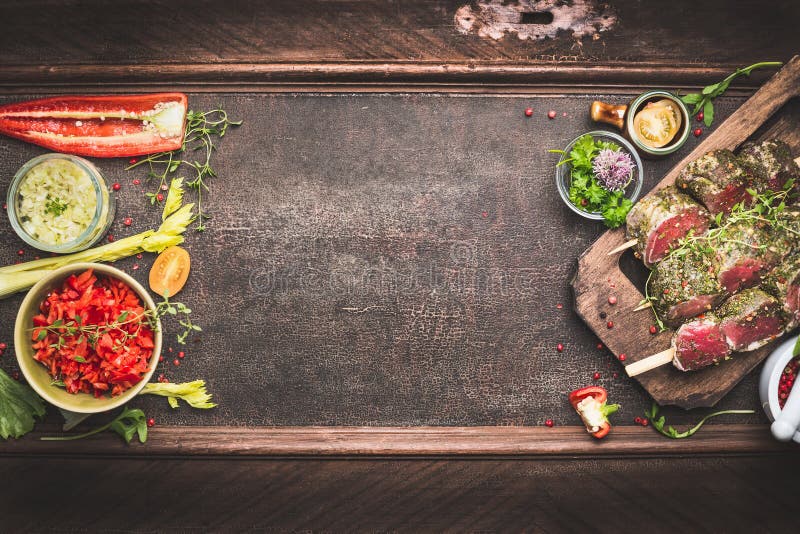 Vleesvleespennen met groenten en verse smaakstof, voorbereiding voor grill of BBQ op donkere uitstekende achtergrond, hoogste men stock afbeeldingen Vleesvleespennen met groenten en verse smaakstof, voorbereiding voor grill of BBQ op donkere uitstekende achtergrond, hoogste men stock afbeeldingen