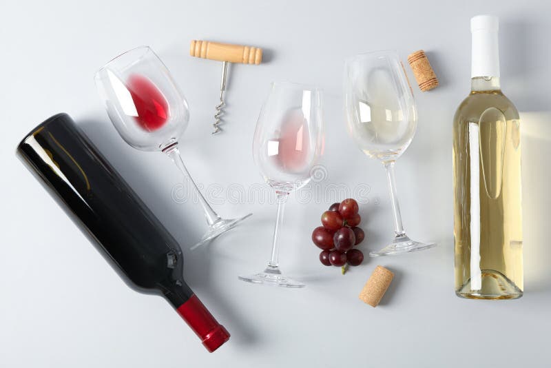 Vlek Druiven, kschroef, flessen en glazen met wijn