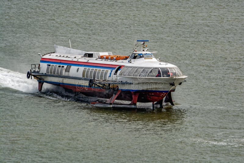 Vleugelboot die op Saigon-Rivier gaan royalty-vrije stock afbeelding Vleugelboot die op Saigon-Rivier gaan royalty-vrije stock afbeelding