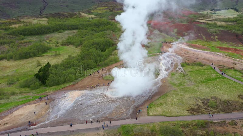 Vliegend boven Strokkur-geiser in het ogenblik van uitbarsting, IJsland, lucht de hommelmening van 4k