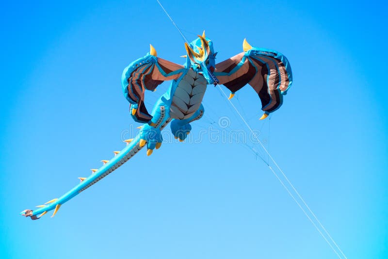 Vliegend Dragon Kite stock afbeelding. Image of kleur 61392545