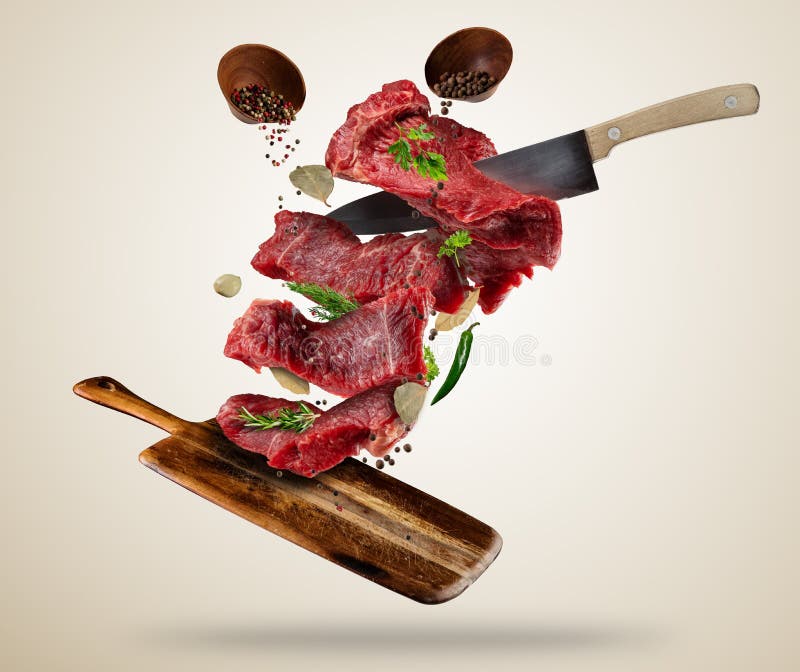 Vliegende ruwe lapjes vlees met ingrediënten, het concept van de voedselvoorbereiding royalty-vrije stock foto's Vliegende ruwe lapjes vlees met ingrediënten, het concept van de voedselvoorbereiding royalty-vrije stock foto's