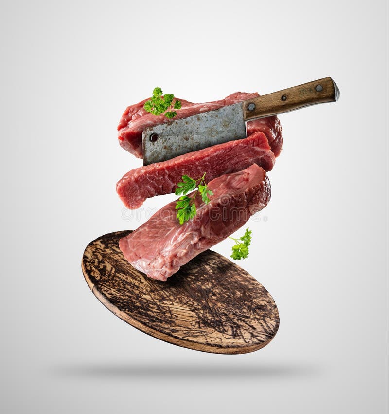 Vliegende ruwe lapjes vlees met ingrediënten, het concept van de voedselvoorbereiding stock foto Vliegende ruwe lapjes vlees met ingrediënten, het concept van de voedselvoorbereiding stock foto