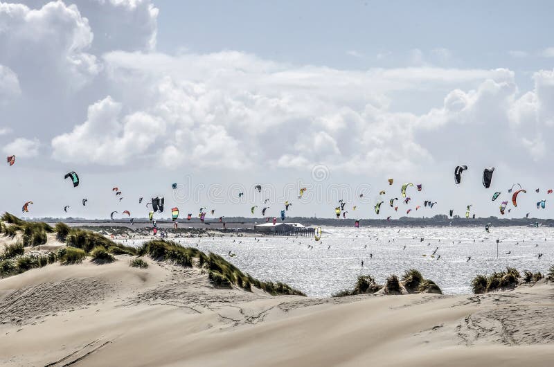 Vliegers, duinen en wolken royalty-vrije stock foto Vliegers, duinen en wolken royalty-vrije stock foto