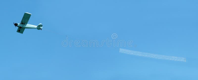 Vliegtuig dat lege banner sleept stock foto Vliegtuig dat lege banner sleept stock foto