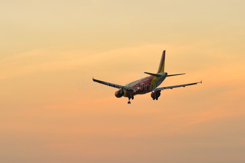 Vliegtuig die bij de luchthaven op zonsondergang landen stock fotografie Vliegtuig die bij de luchthaven op zonsondergang landen stock fotografie