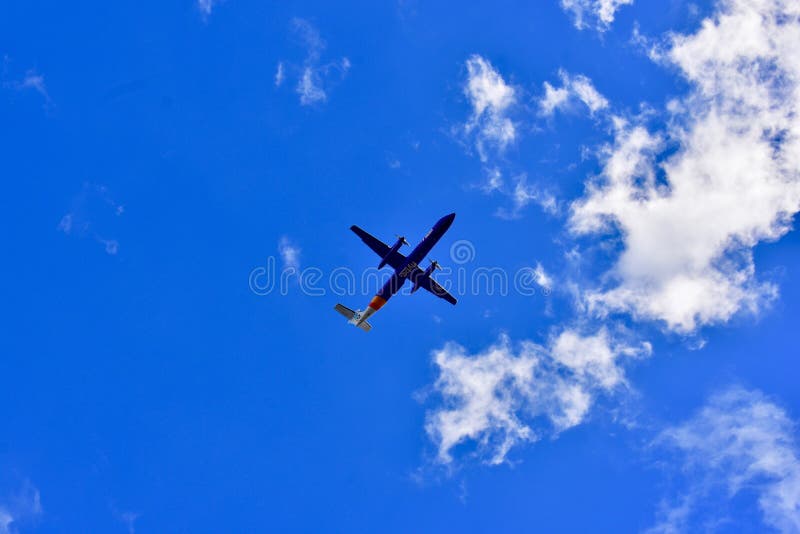 Vliegtuig die door de wolken vliegen stock afbeelding Vliegtuig die door de wolken vliegen stock afbeelding