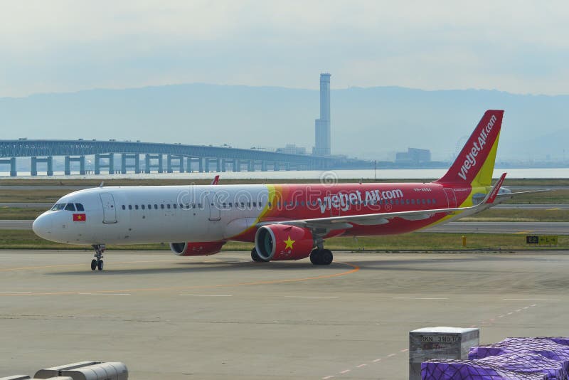 Vliegtuig die op baan van Kansai Luchthaven taxi?en stock afbeelding Vliegtuig die op baan van Kansai Luchthaven taxi?en stock afbeelding