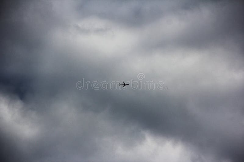Vliegtuig op bewolkte dag