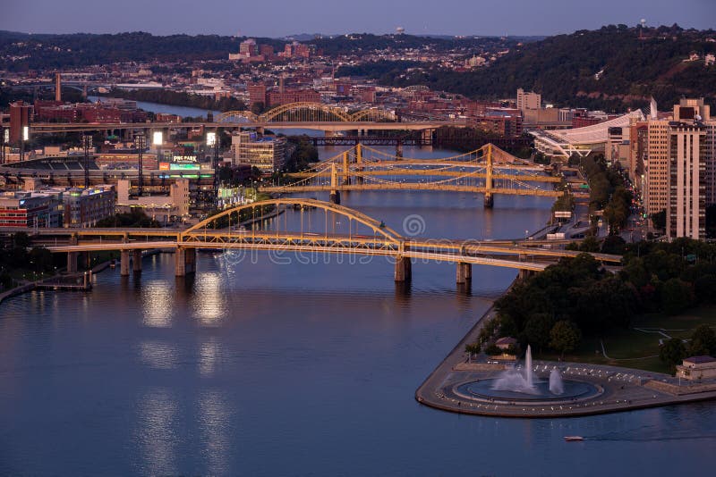 Vliegtuig van Pittsburgh en 's avonds licht Fort Duquesne Bridge op de achtergrond royalty-vrije stock foto Vliegtuig van Pittsburgh en 's avonds licht Fort Duquesne Bridge op de achtergrond royalty-vrije stock foto