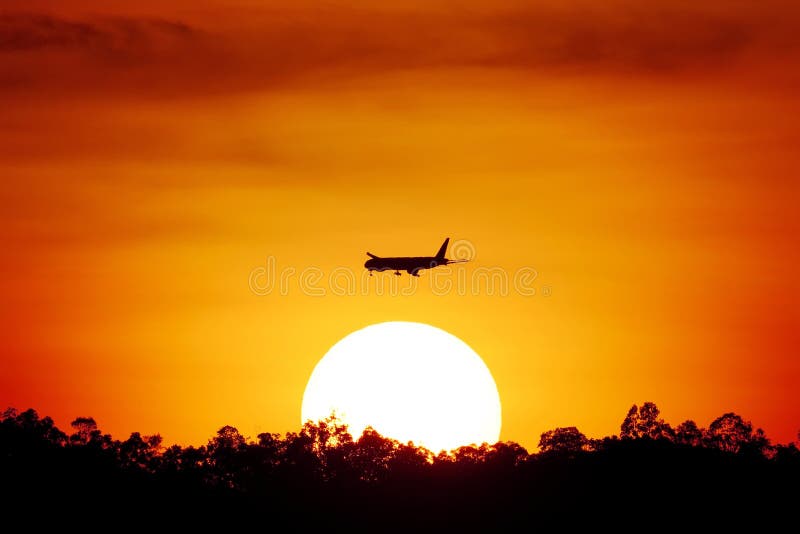 Vliegtuigen in de zonsondergang royalty-vrije stock foto's Vliegtuigen in de zonsondergang royalty-vrije stock foto's