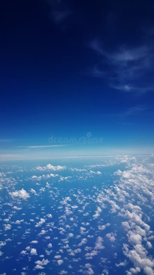 Vliegtuigmening van blauwe overzees en blauwe hemel stock afbeelding Vliegtuigmening van blauwe overzees en blauwe hemel stock afbeelding