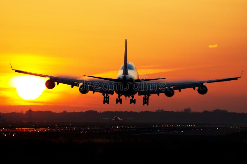 Vliegtuigzonsopgang het landen stock fotografie Vliegtuigzonsopgang het landen stock fotografie