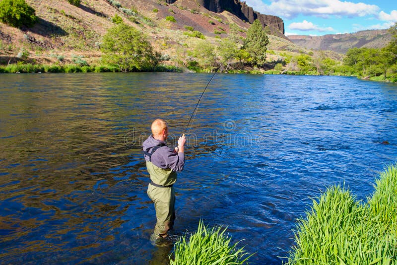 Vliegvisser Deschutes River royalty-vrije stock foto Vliegvisser Deschutes River royalty-vrije stock foto