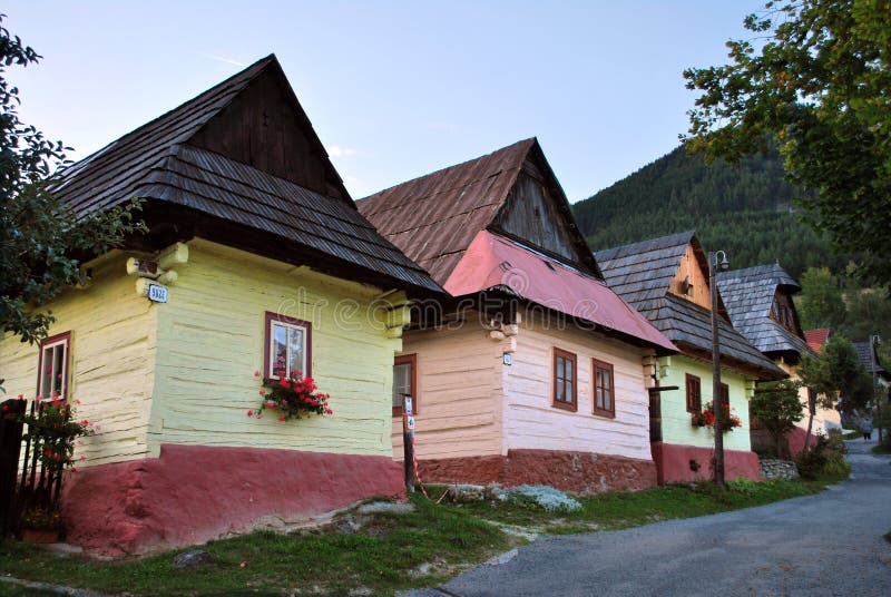 Vlkolinec Ruzomberok, Slovakien: Traditionella Karpathian hus i byn Vlkolinec royaltyfri foto Vlkolinec Ruzomberok, Slovakien: Traditionella Karpathian hus i byn Vlkolinec royaltyfri foto