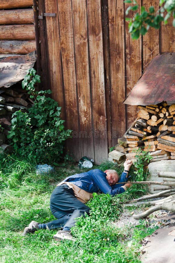 Vlkolinec, Σλοβακία, 13η Τον Αύγουστο του 2010: Ύπνος ατόμων στη χλόη στοκ φωτογραφία Vlkolinec, Σλοβακία, 13η Τον Αύγουστο του 2010: Ύπνος ατόμων στη χλόη στοκ φωτογραφία