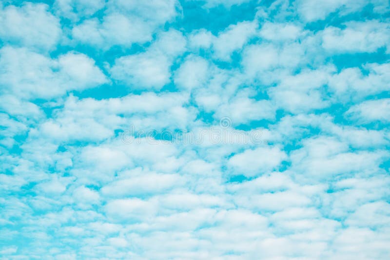 Vloeiende witte wolken zomen in de blauwe lucht stock afbeelding Vloeiende witte wolken zomen in de blauwe lucht stock afbeelding