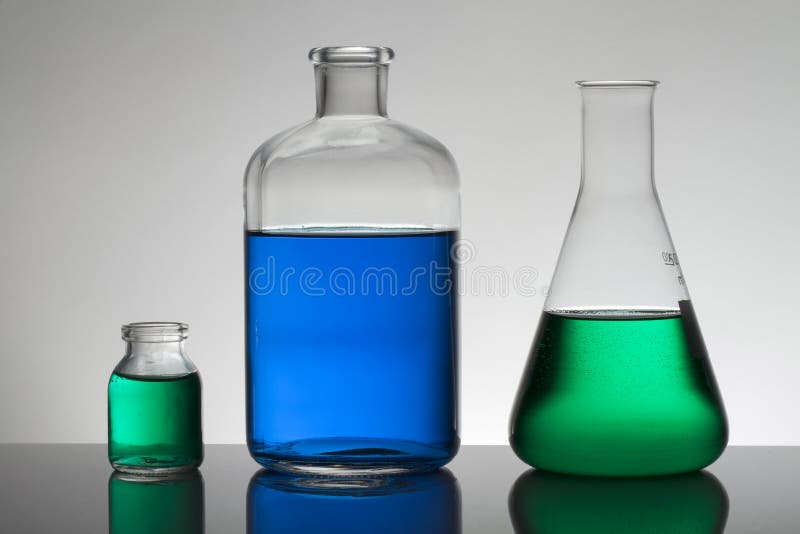 Vloeistof in laboratoriumflessen Wetenschappelijk biochemisch laboratorium Kleurrijke vloeistof stock afbeelding Vloeistof in laboratoriumflessen Wetenschappelijk biochemisch laboratorium Kleurrijke vloeistof stock afbeelding