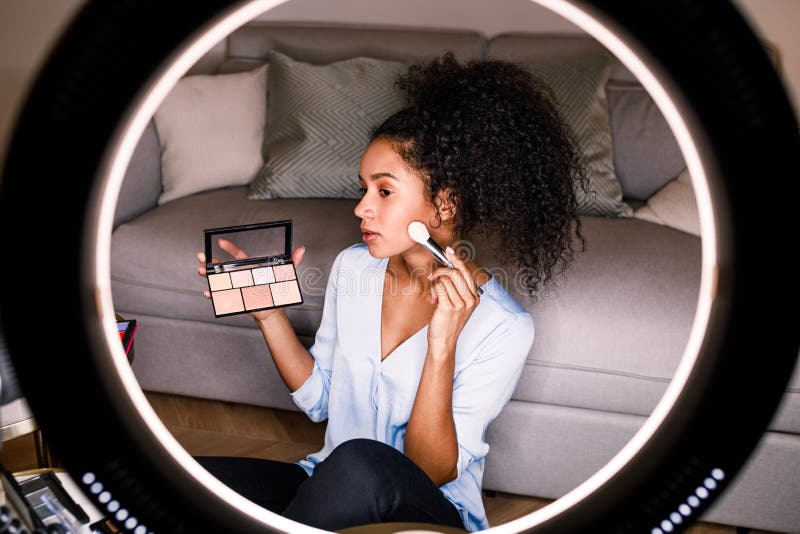 Vlogger da beleza da mulher que grava um curso da composição foto de stock Vlogger da beleza da mulher que grava um curso da composição foto de stock