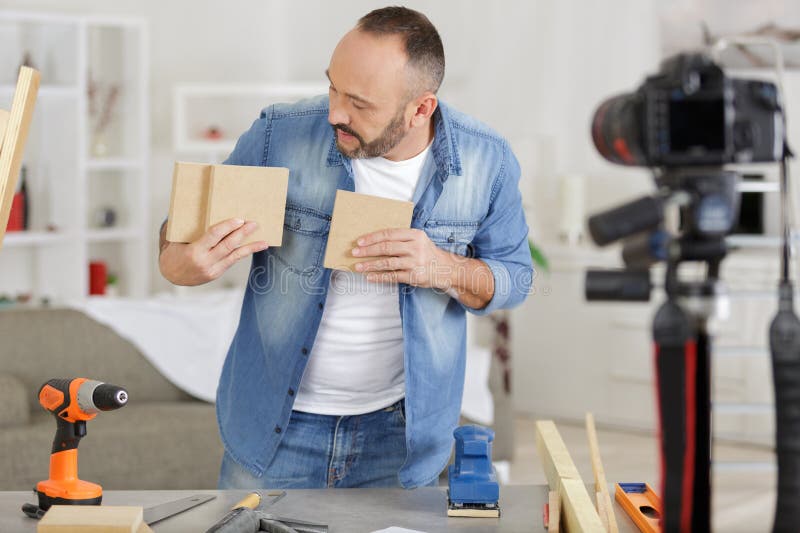 Vlog日志记录计算机修复vlog日志的摄像机 库存图片