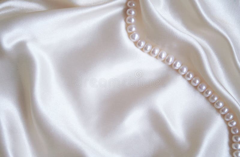Vlotte elegante witte zijde met parels