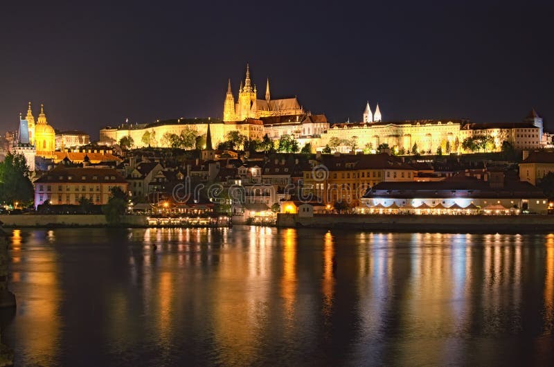 Vltava flod, Charles Bridge med belysning och Prague slott med det fantastiska helgonet Vitus Cathedral arkivbilder Vltava flod, Charles Bridge med belysning och Prague slott med det fantastiska helgonet Vitus Cathedral arkivbilder