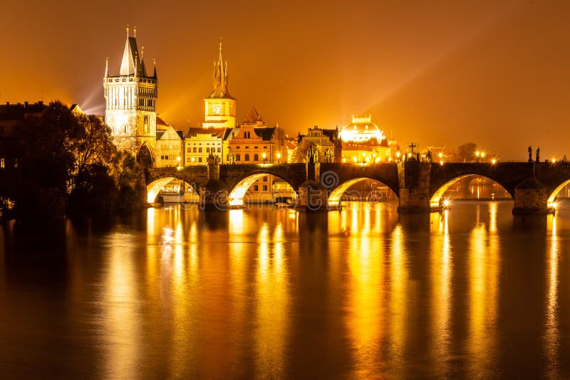 Vltava flod och Charles Bridge med det gamla stadbrotornet vid natt, Prague, Czechia Lokal för Unesco-världsarv