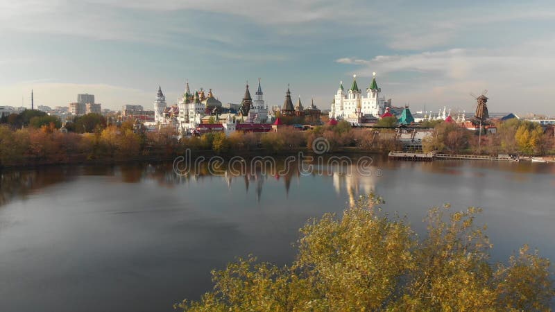 Vlucht over zilveren-Druivenvijver aan Izmailovsky het Kremlin in Moskou, Rusland