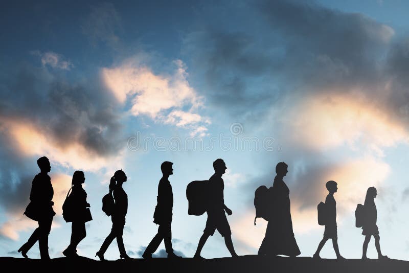 Vluchtelingenmensen die met Bagage op een rij lopen stock fotografie Vluchtelingenmensen die met Bagage op een rij lopen stock fotografie