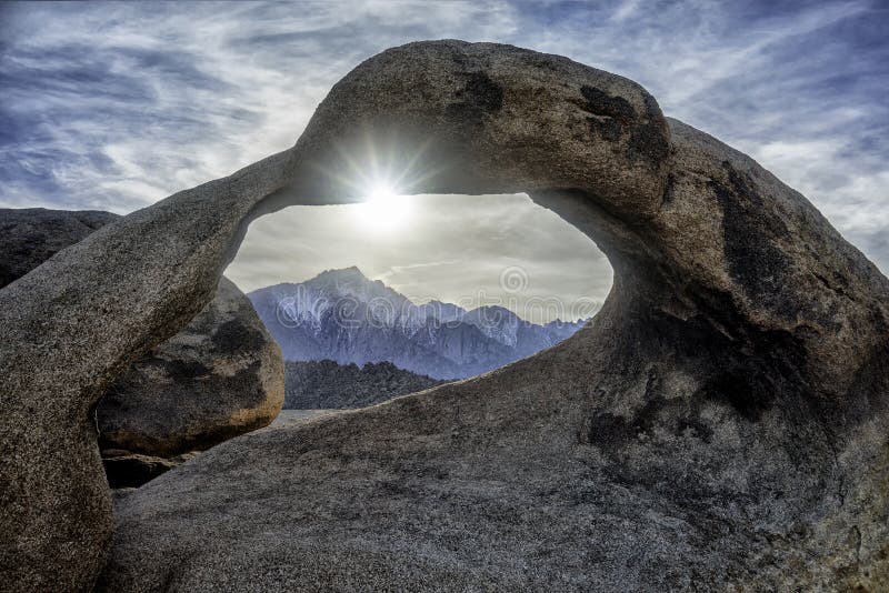 Voûte et Mont Whitney de Mobius photographie stock Voûte et Mont Whitney de Mobius photographie stock