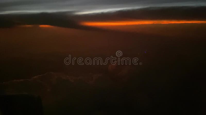 Voando num avião. nascente ou pôr do sol de um avião. a vista da janela do avião