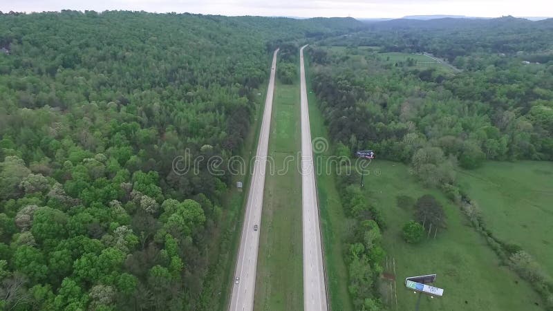 Voando sobre o estrada no estado de Alabama, EUA Floresta no fundo