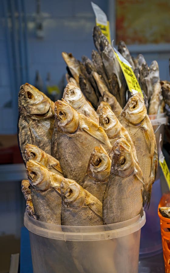 Vobla salgado secado dos peixes no contador para a venda, petisco tradicional da cerveja fotos de stock Vobla salgado secado dos peixes no contador para a venda, petisco tradicional da cerveja fotos de stock